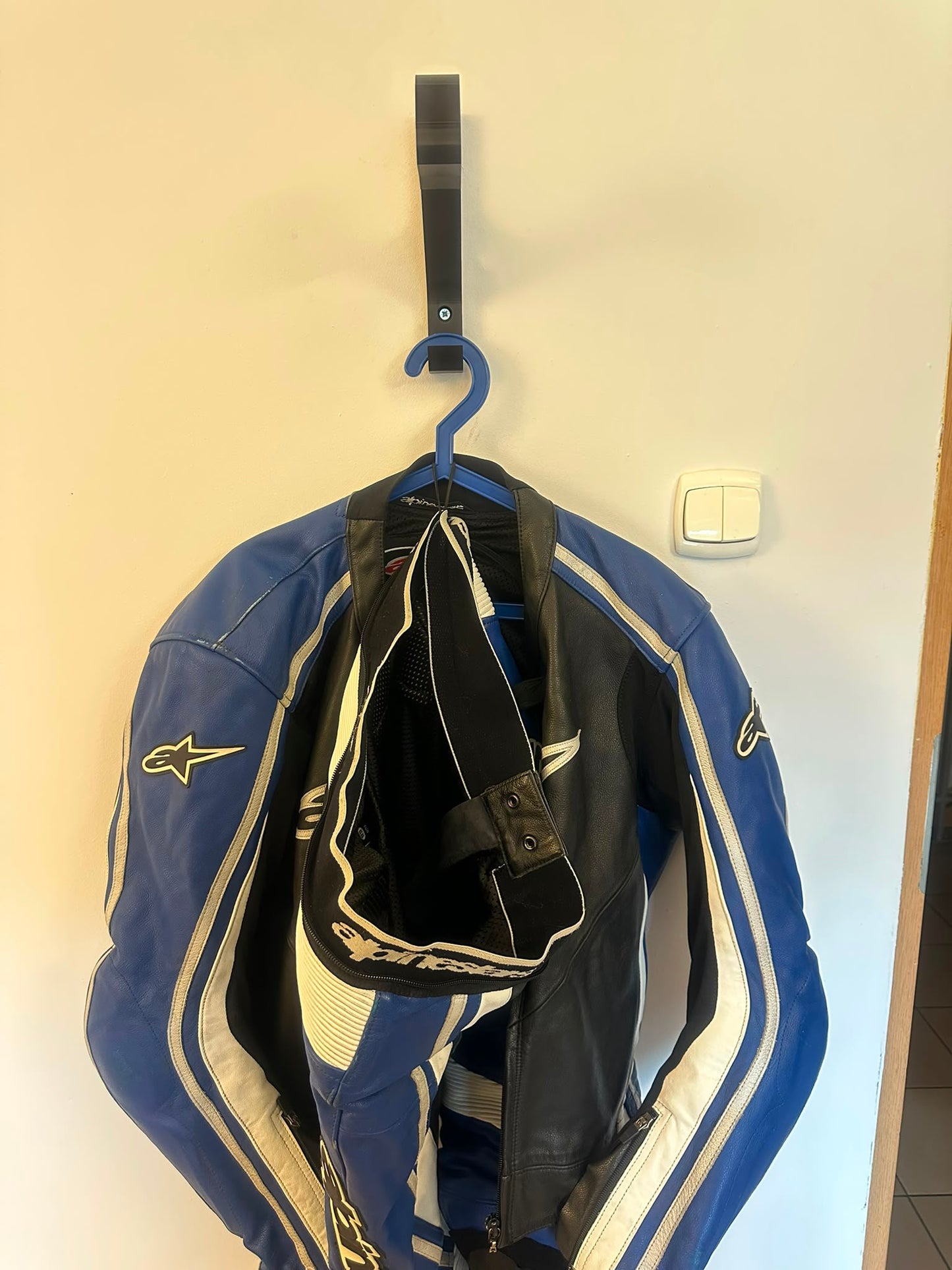 Wieszak na kask motocyklowy i kurtkę