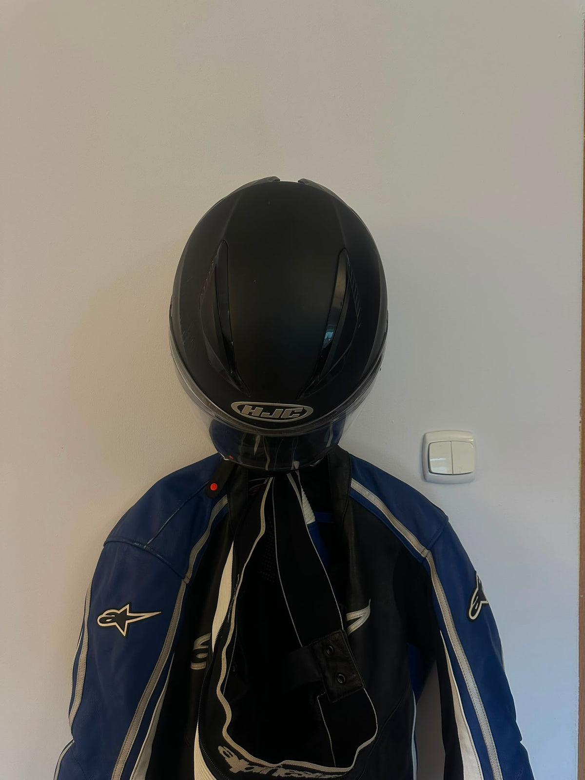 Wieszak na kask motocyklowy i kurtkę