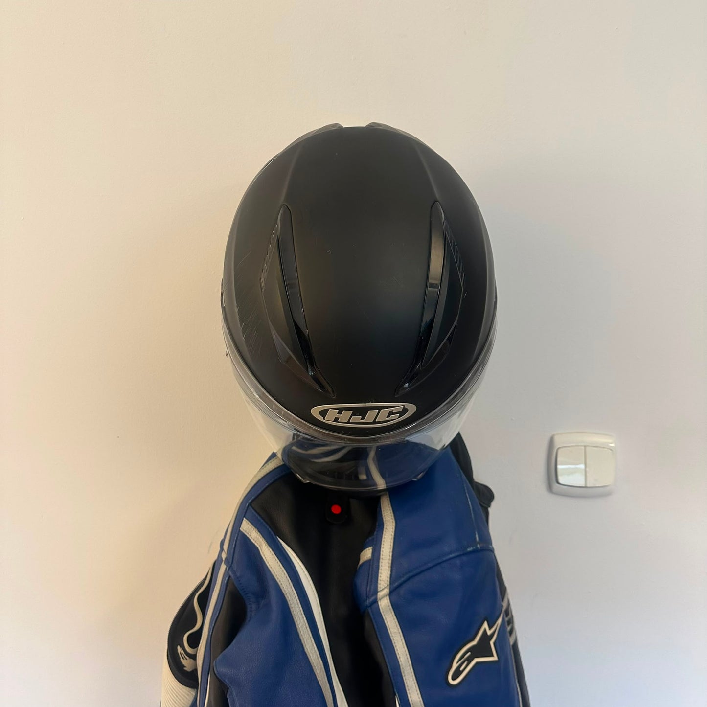 Wieszak na kask motocyklowy i kurtkę