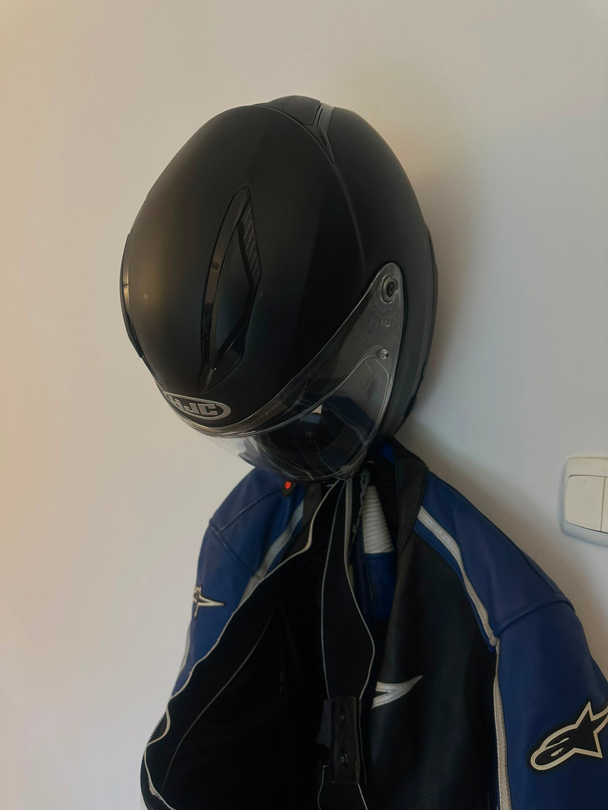 Wieszak na kask motocyklowy i kurtkę